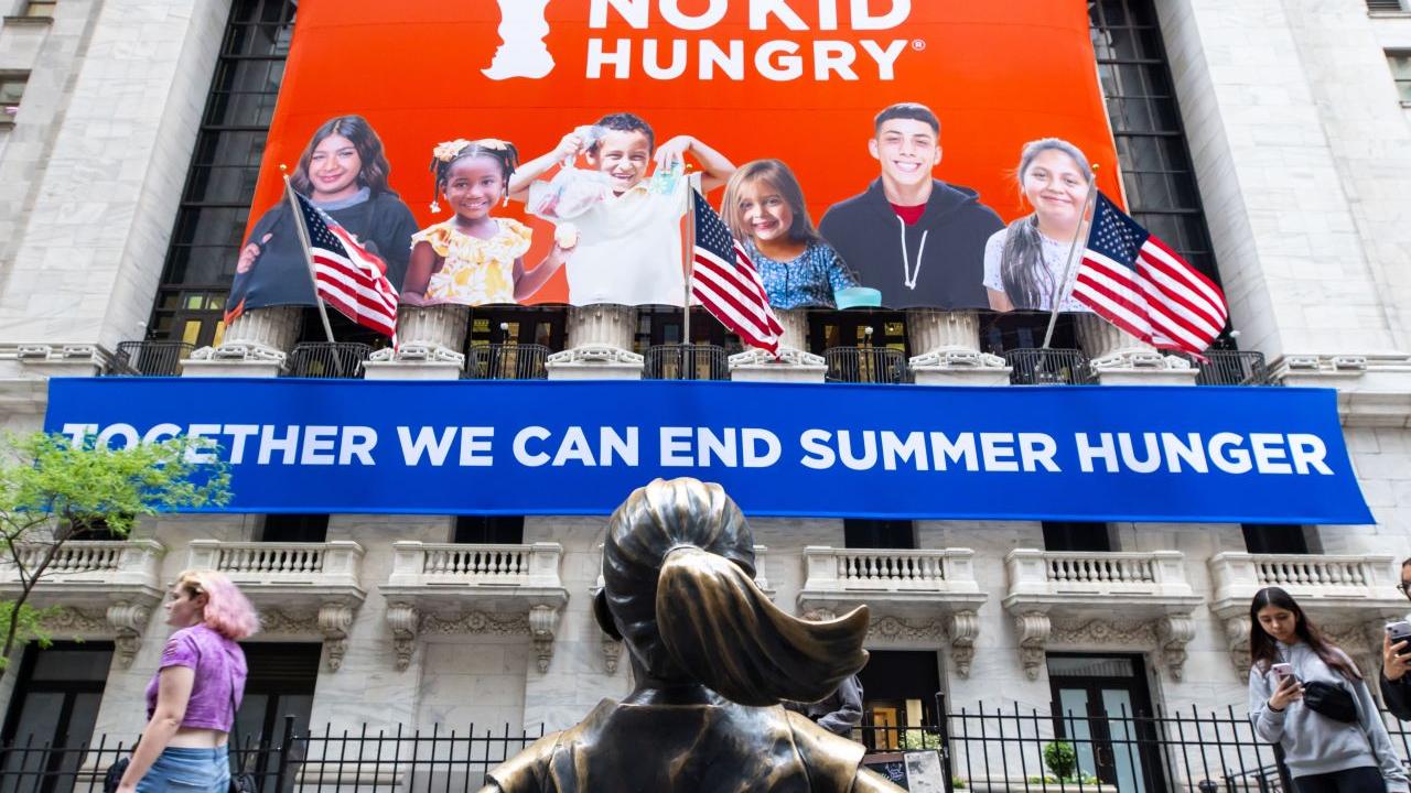 No Kid Hungry banner on the front of the New York Stock Exchange