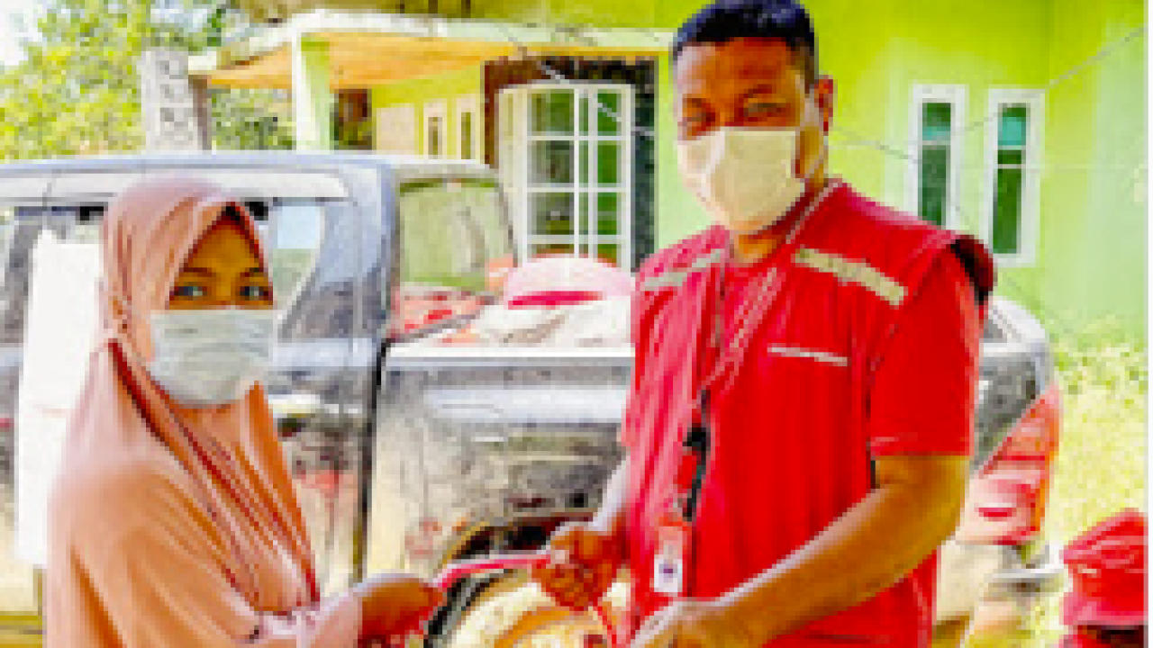 Mercy Corps Disaster Recovery team distributing critical aid