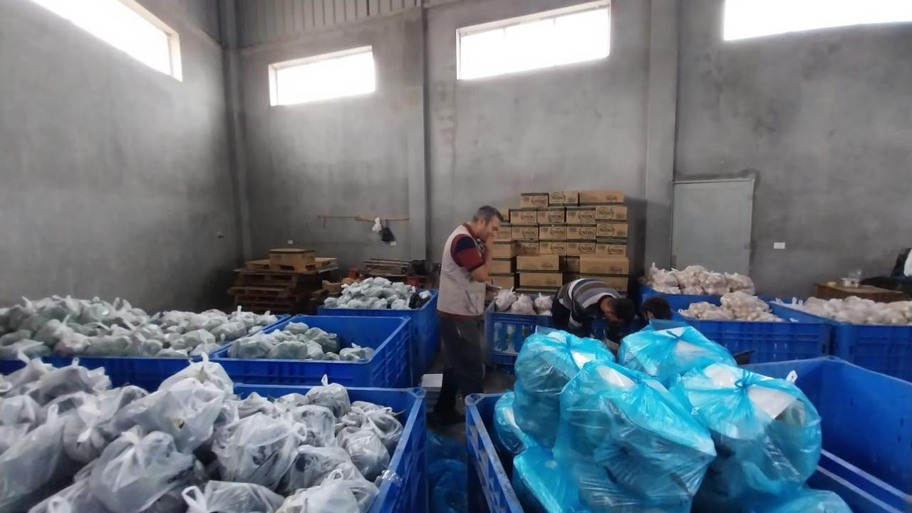Action Against Hunger teams prepare packages of fresh fruit and vegetables for distribution to families in Gaza.