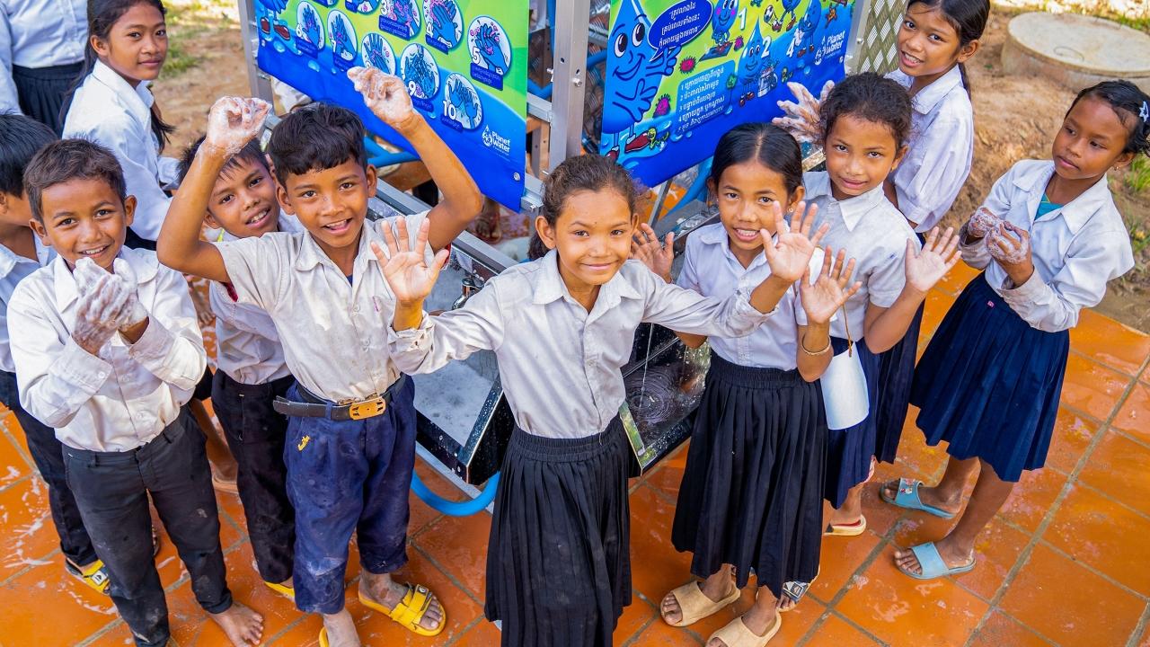 Children hadwashing in Cambodia 