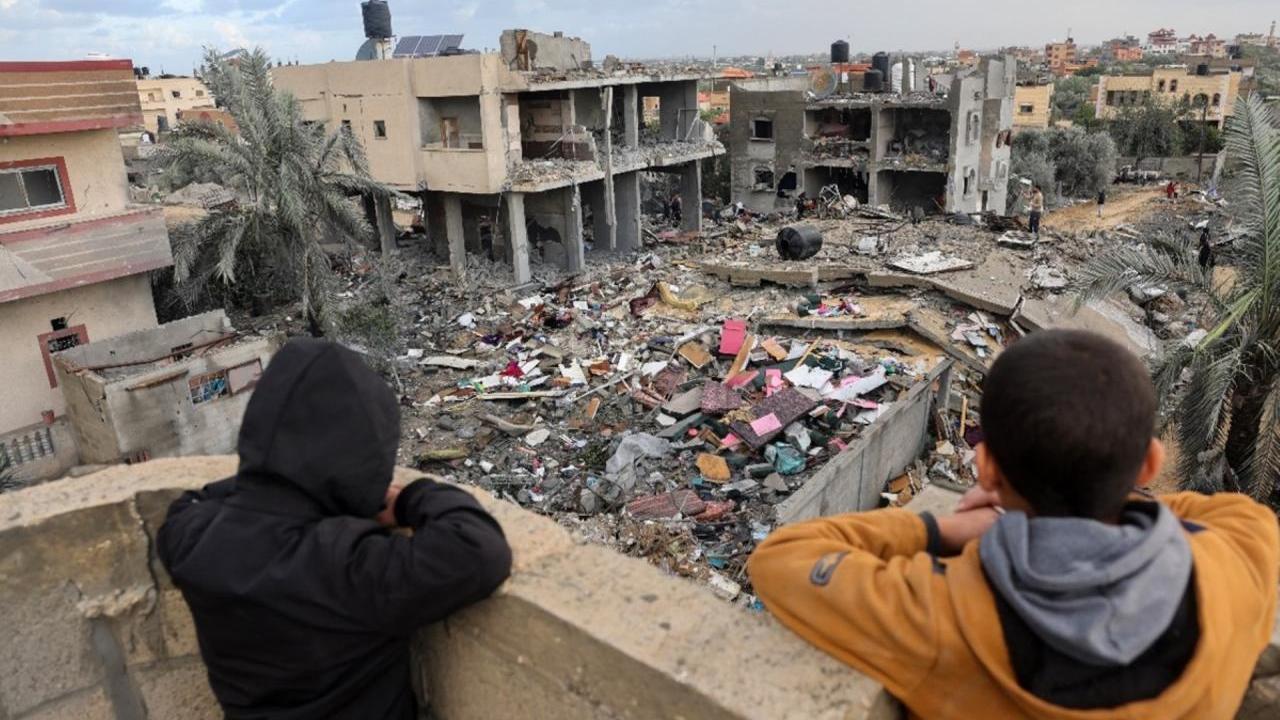 Palestinian children look at the rubble of a building destroyed during Israeli attacks in Rafah, southern Gaza Strip, last November © Mohammed Abed / AFP