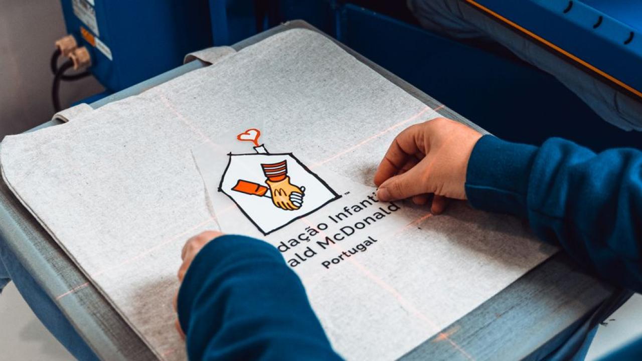 Reusable bag with RMHC logo 