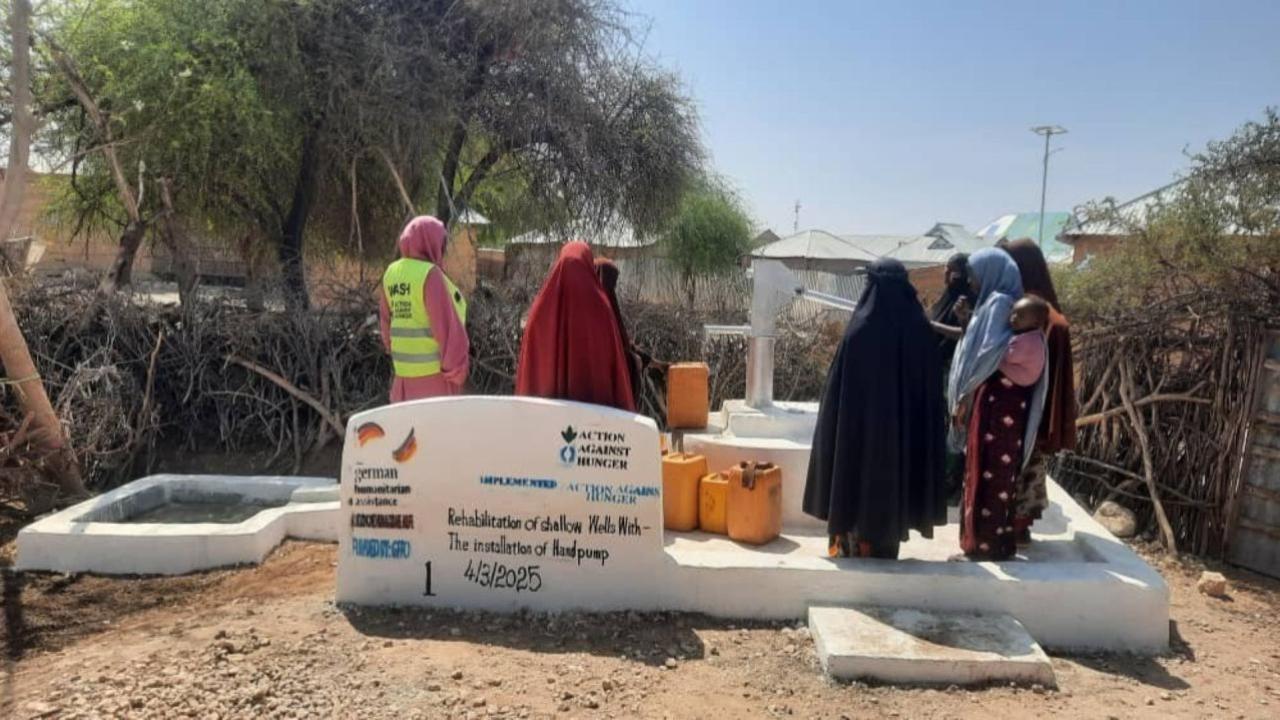 Women gather at the rehabilitated well in Wajid. 