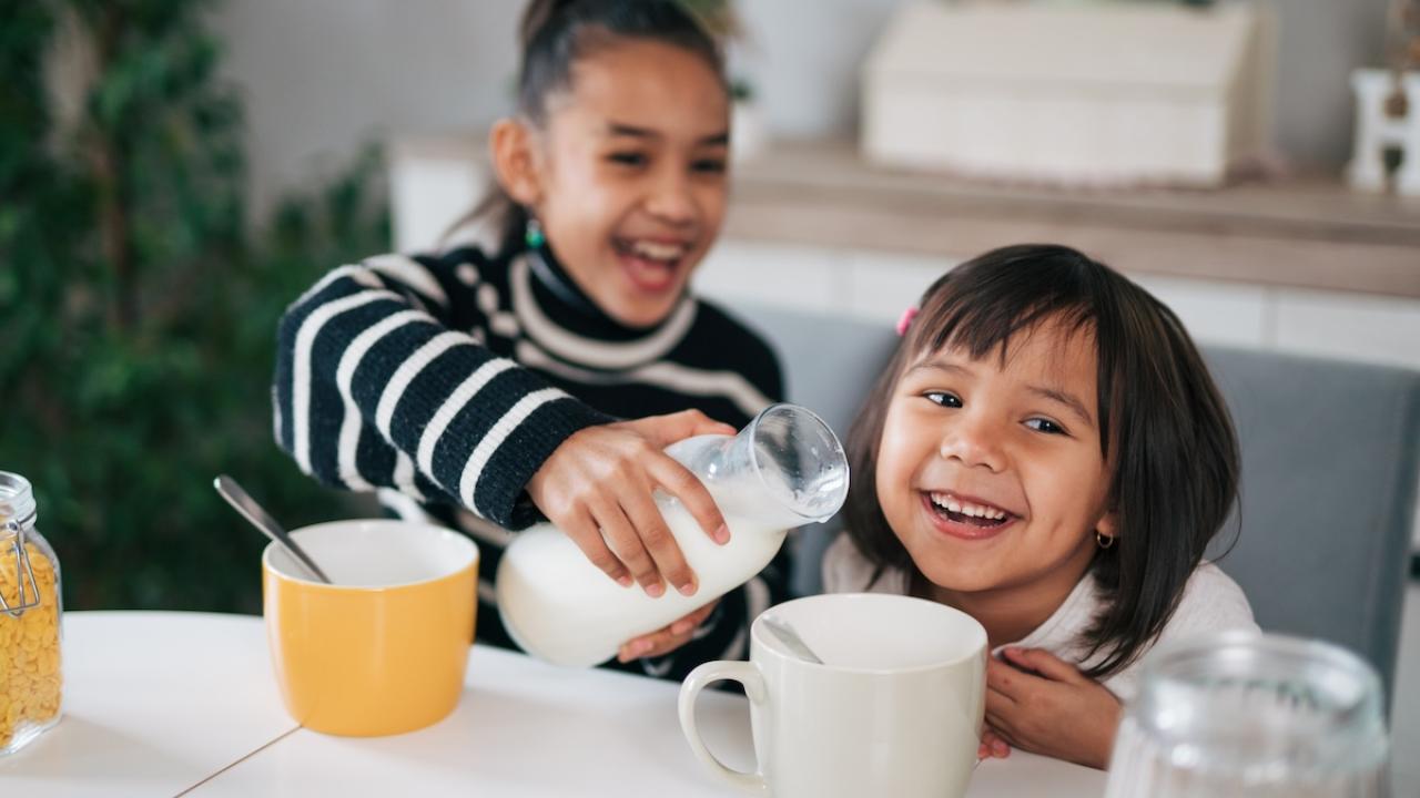 children drinking milk