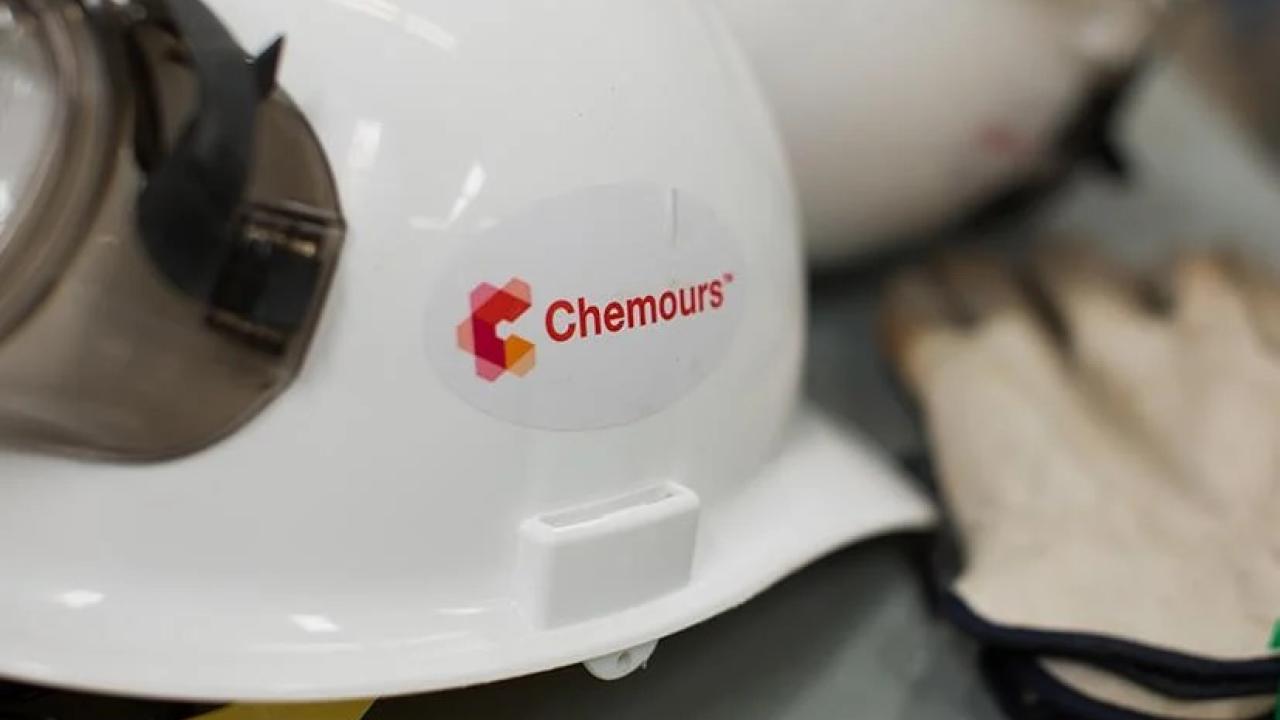 Safety helmet with the Chemours logo on