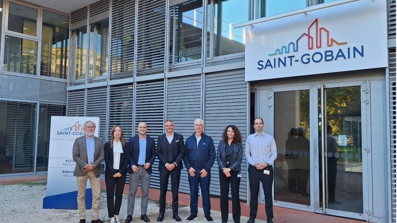 Leaders from Eurodia Industrie and Saint-Gobain Ceramics meet to discuss the details of their partnership.