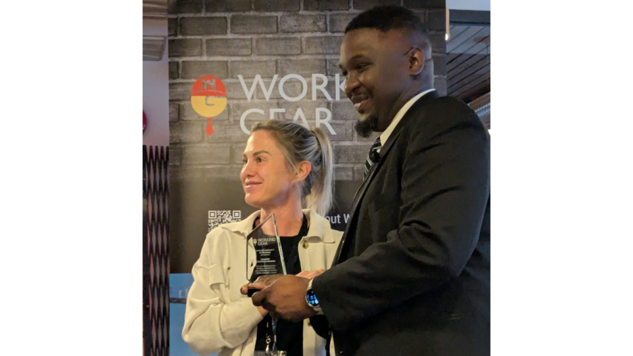 DP World employee presents award to Working Gear Intern