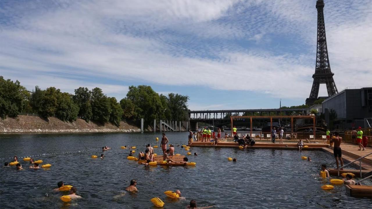 People swimming in the Seine 