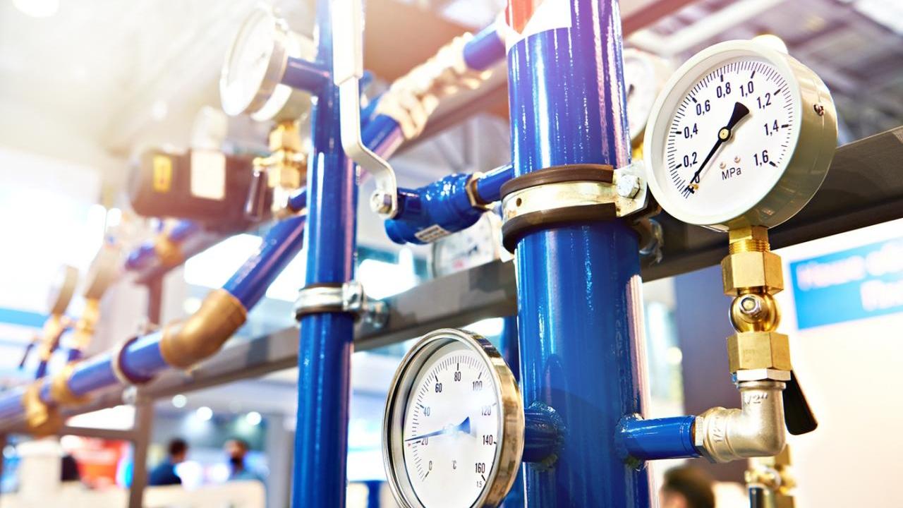 Manometer and temperature sensor on pipeline