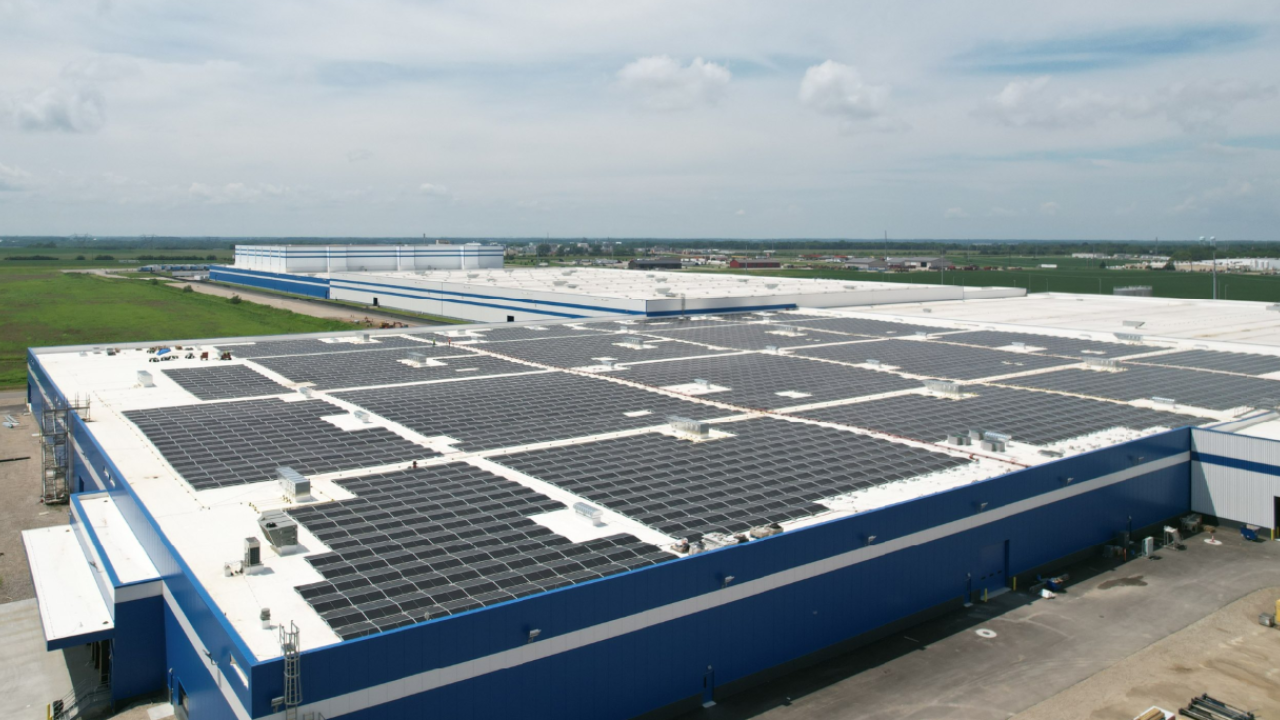 solar panels atop Sofidel warehouse 
