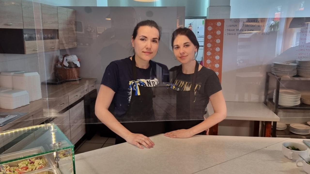 2 people in the kitchen of a restaurant