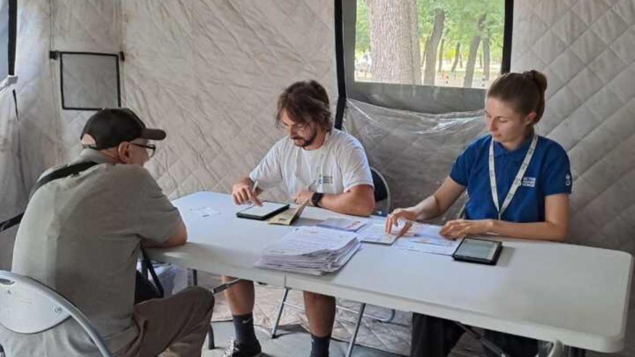 Action Against Hunger staff provide support in Ukraine. 