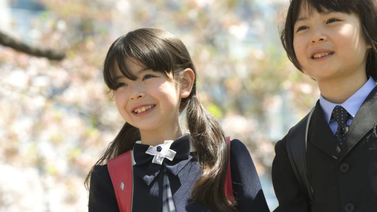 Children walking to school 