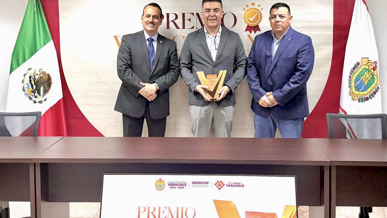 Veracruz State Quality Award being given out