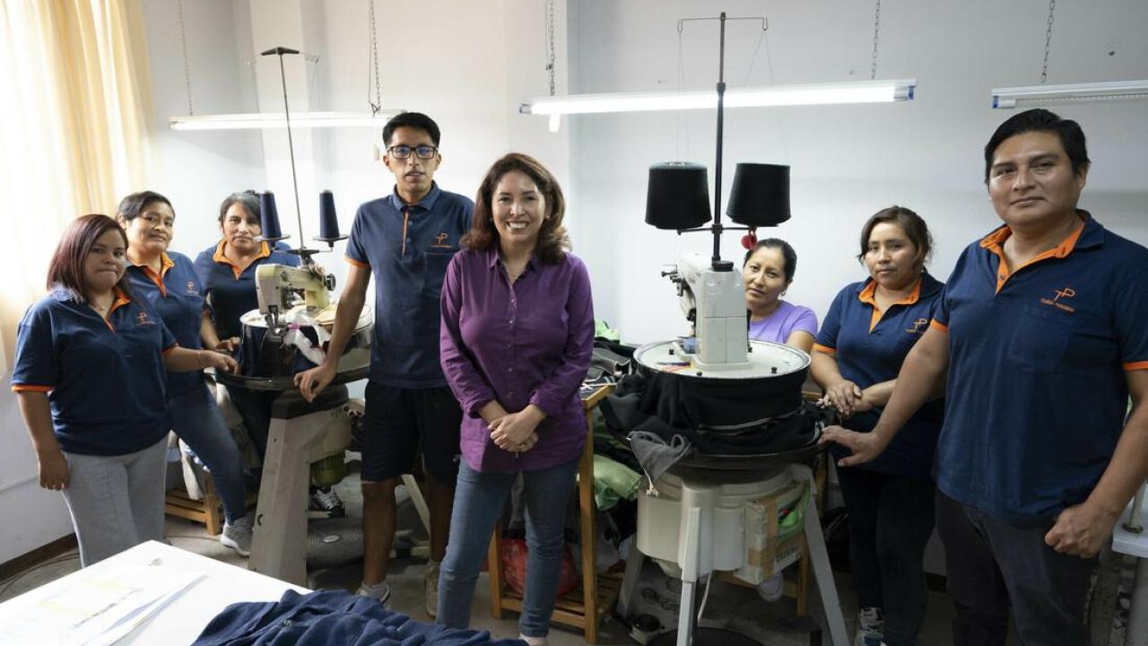 Violeta stands with her team at Tejidos Peruanos