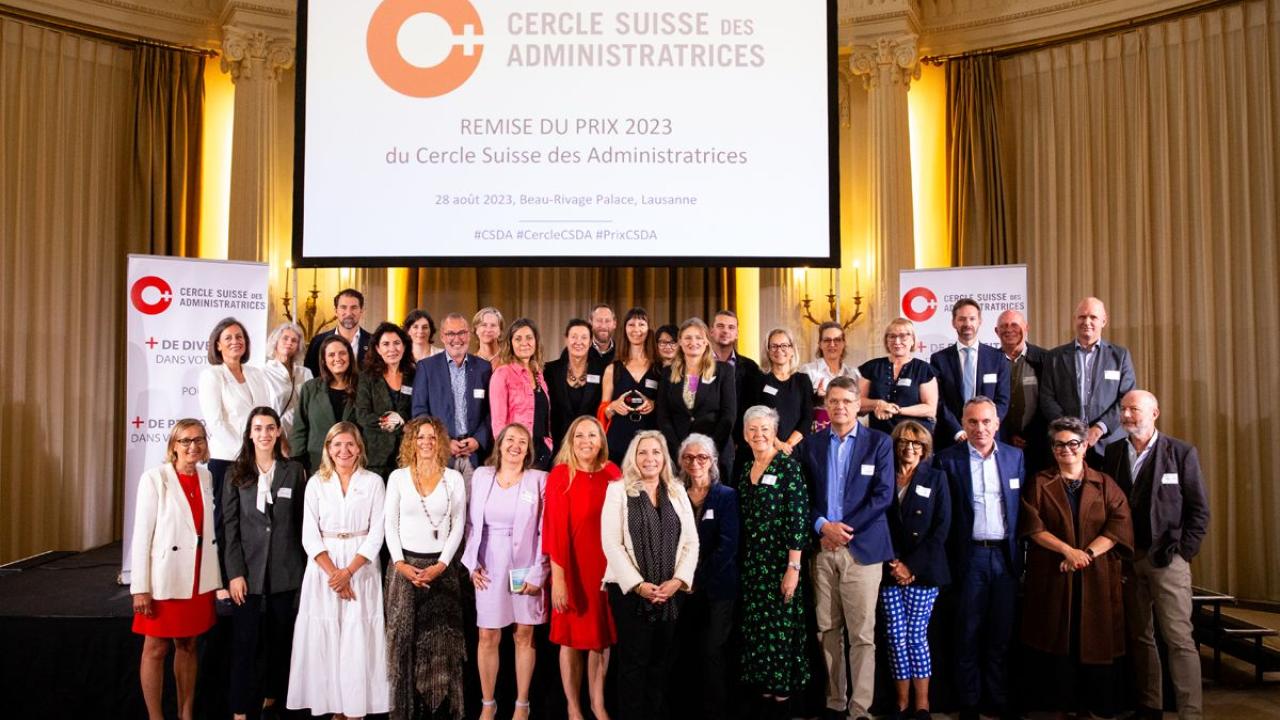 A group of people posed under a sign "Cercle Suisse"