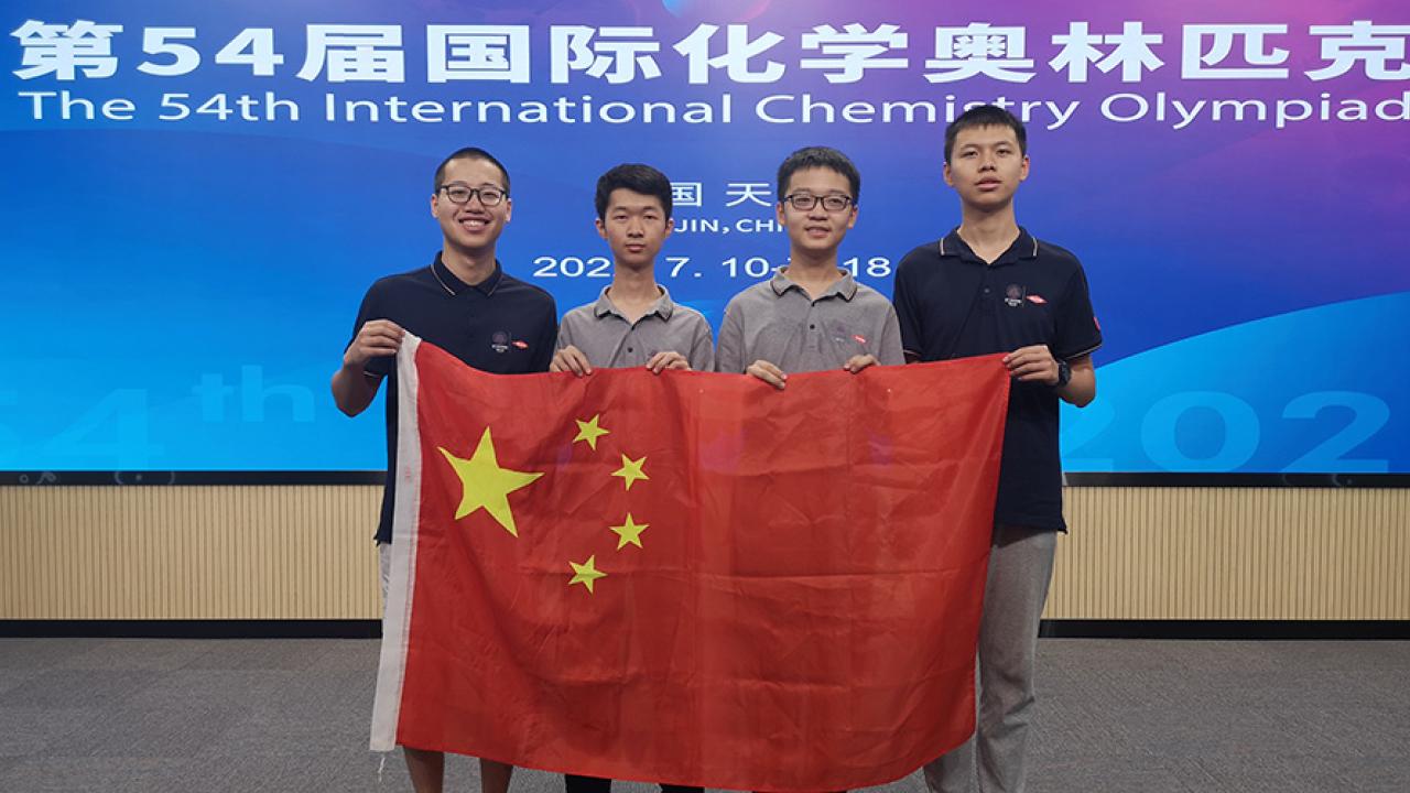students holding up Chinese flag