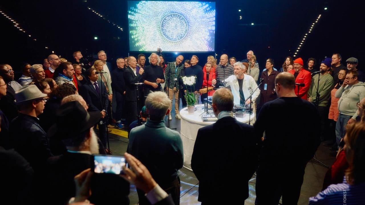 Under the direction of the Hamburg-based musical trio Sons of Hamburg, Joja Wendt, Stefan Gwildis, and Rolf Claussen, nearly hundred people gathered at AEG’s Barclay’s Arena to create a picture of inclusion.