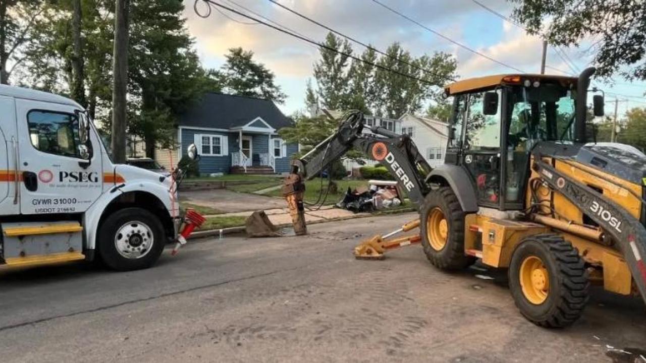 PSEG vehicles arriving to repair lines
