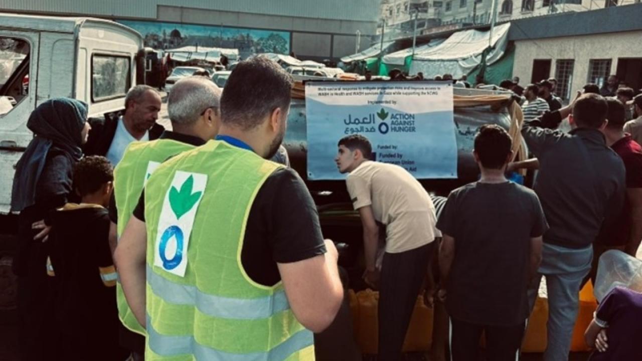 Action Against Hunger teams distribute more than 5,000 liters of clean water to a school for nearly 300 families in Gaza City.
