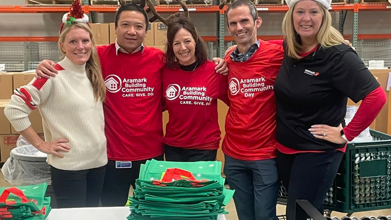 5 holiday volunteers