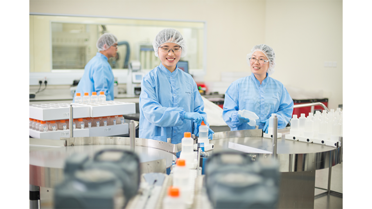 Illumina scientist in lab.
