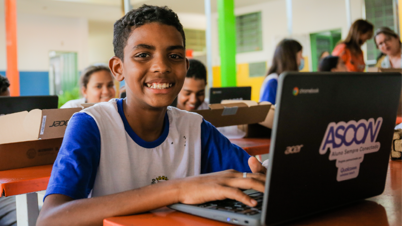 Child with a laptop with Ascon logo