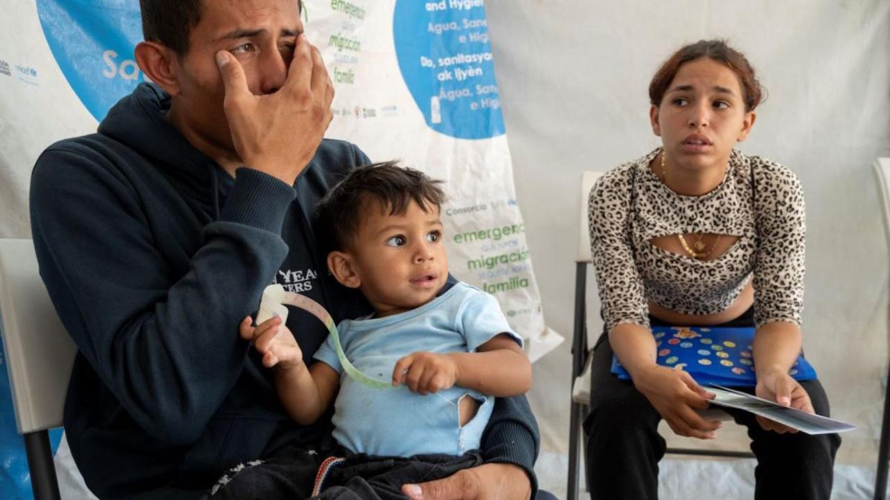 Angel José arrived at Action Against Hunger's health point in El Pescadero with his wife and two children. His baby was suffering from acute malnutrition. / Photo by Gonzalo Höhr
