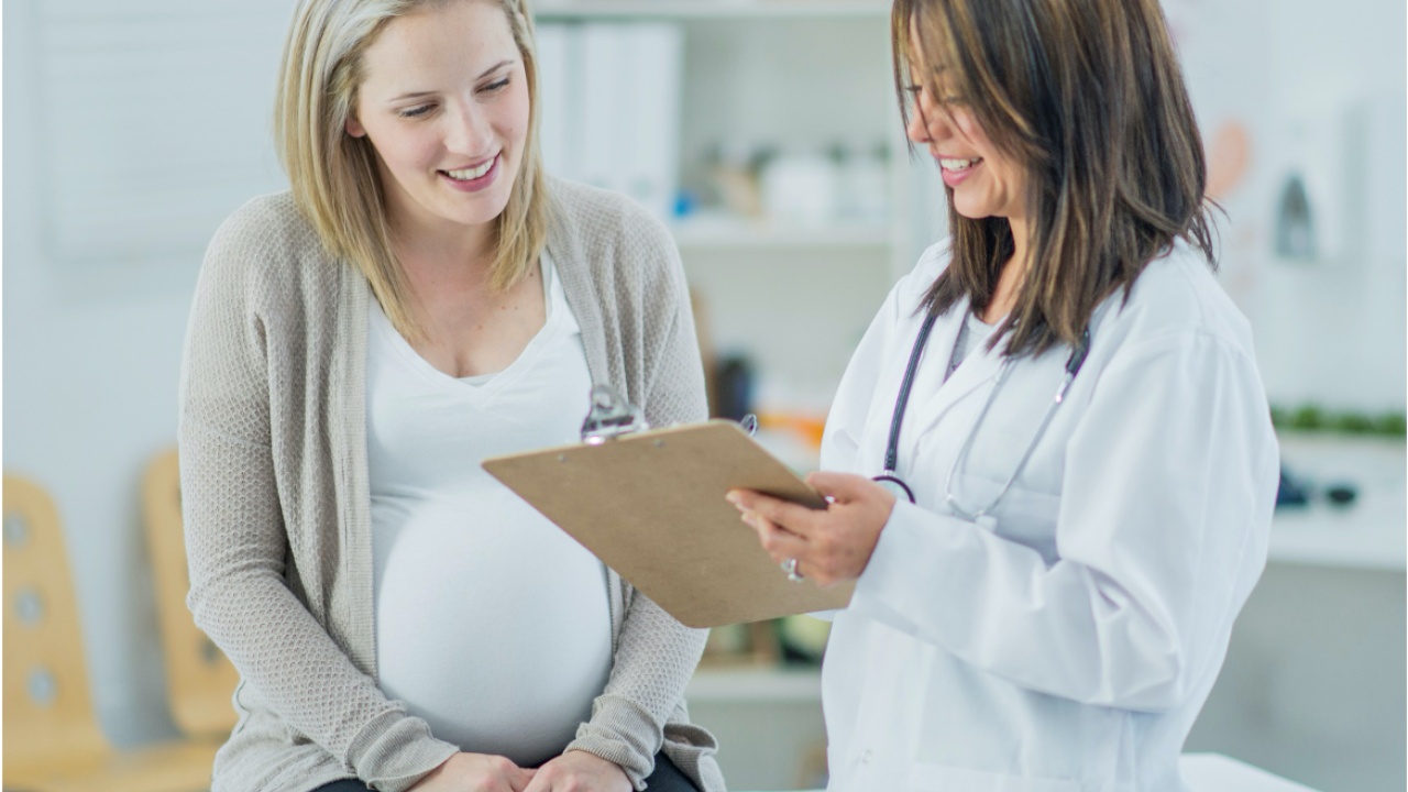 doctor and pregnant woman 