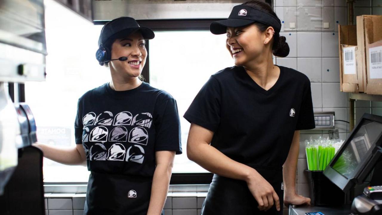 2 taco bell employees