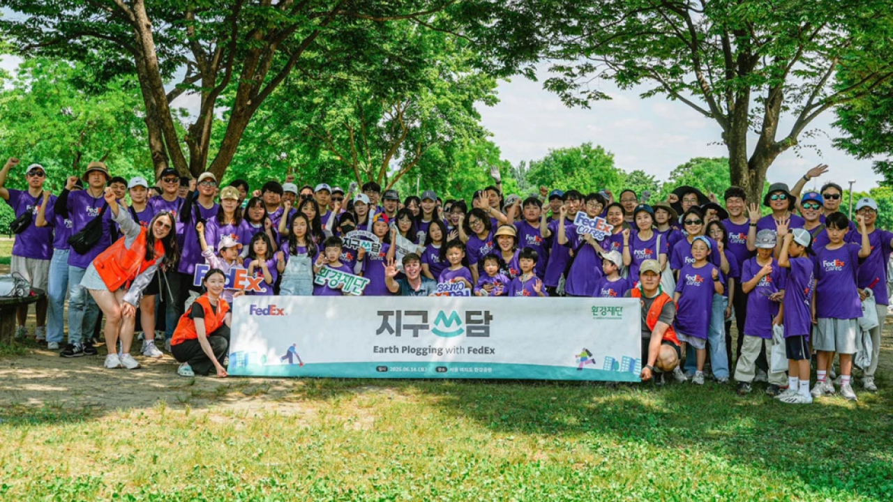 A large group posing together with a sign reading "Earth Plogging with FedEx'