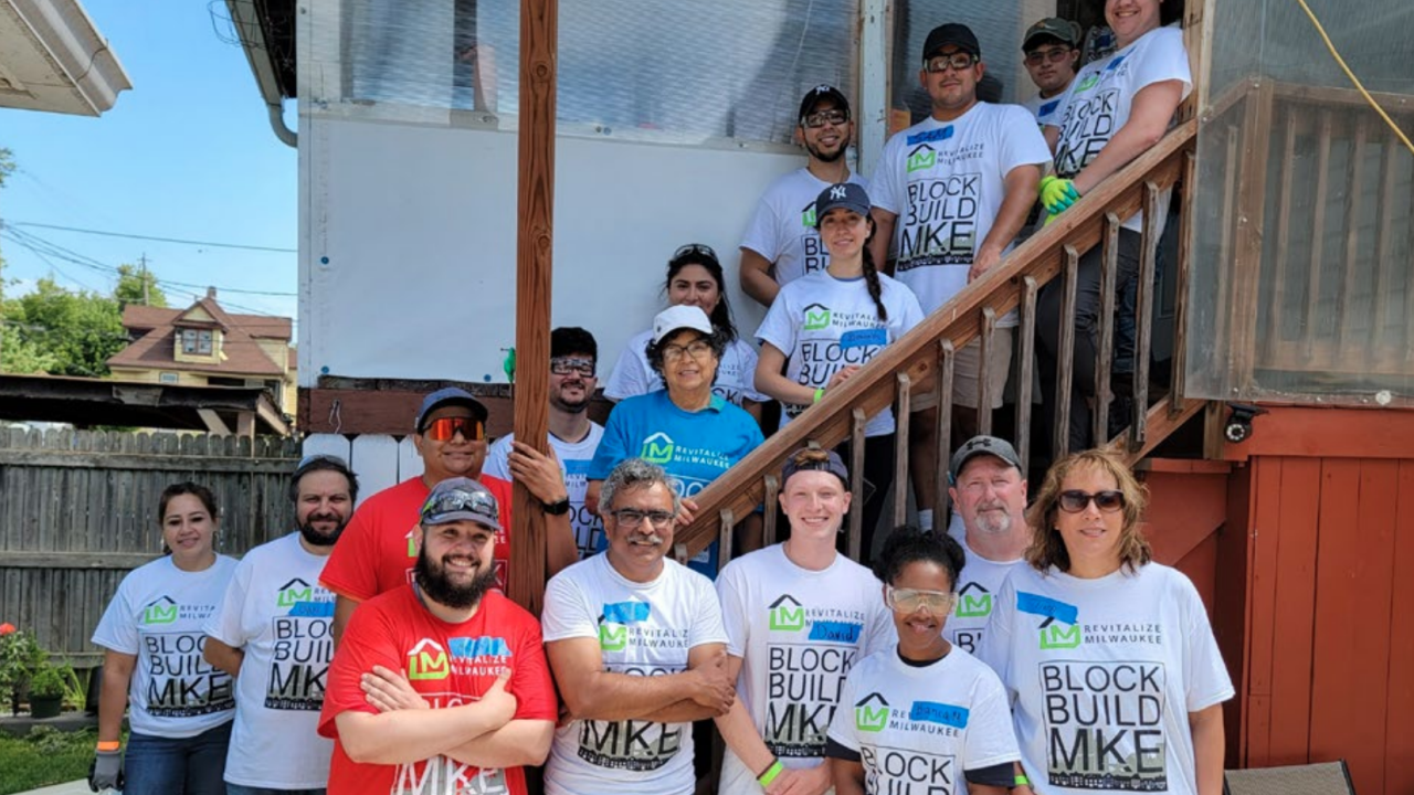 large group of volunteers