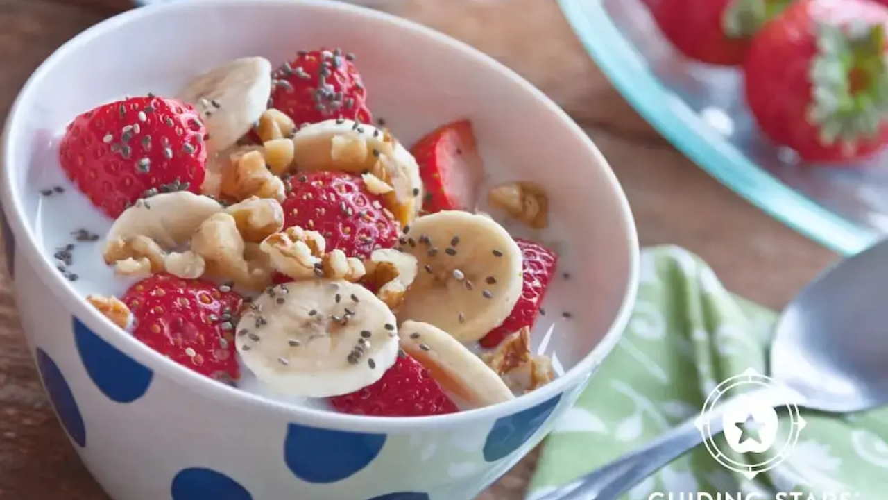 A healthy breakfast shown with oats, strawberries and bananas.