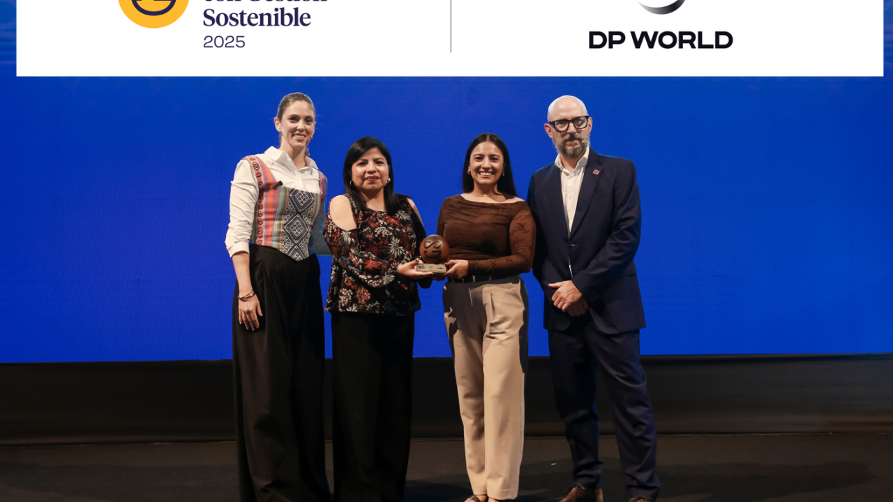 DP World in Peru team members receive the Empresa con Gestión Sostenible 2025 recognition during an awards ceremony