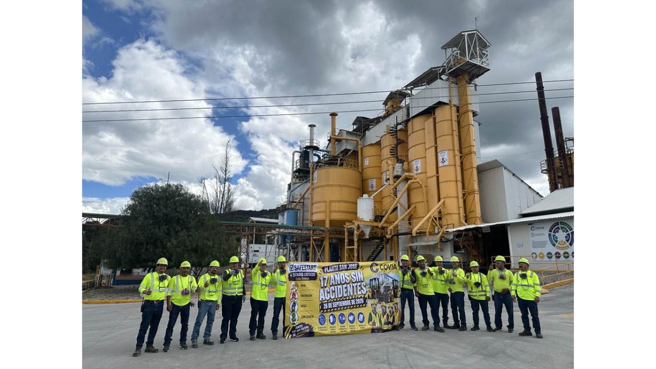 Group photo outside Covia's San José, Mexico Plant